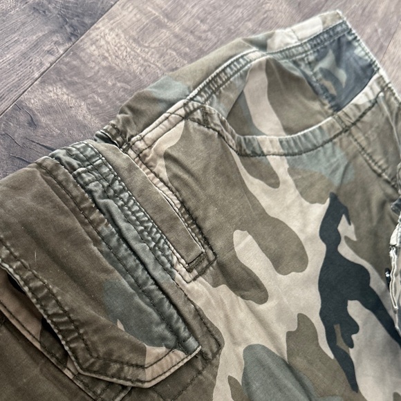 Men's Camouflage Cargo Shorts - Picture 4 of 5